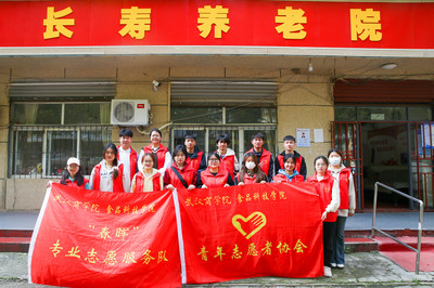 桃花与笑颜如约绽放 他们志愿服务敬老院二十四载